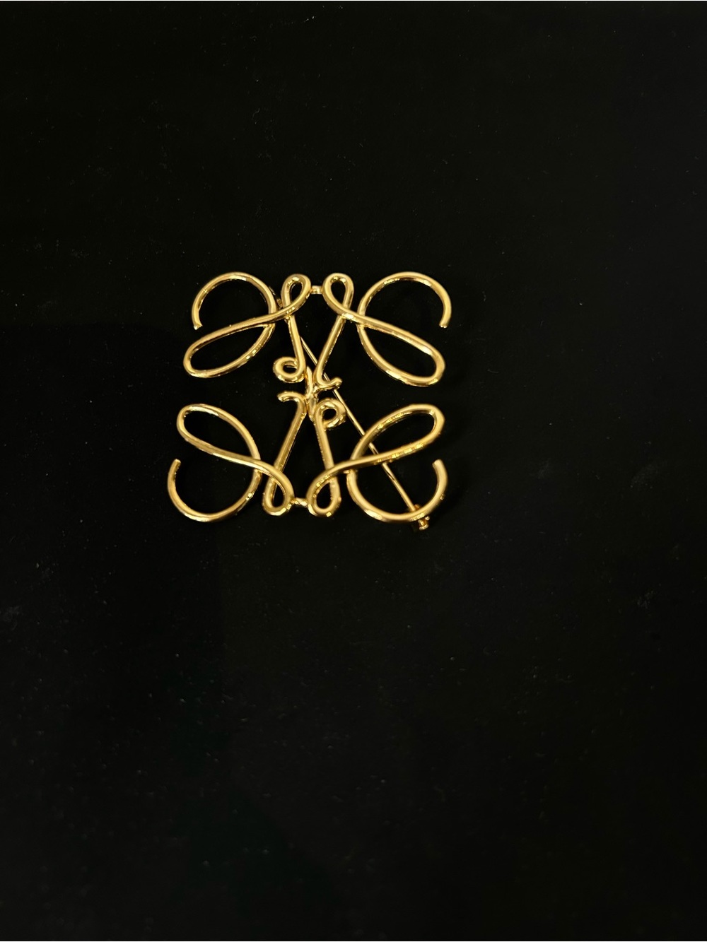 Loewe Gold Women's Decorative Brooch - Elegant Swirl Design brand new
